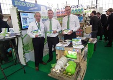 Hazet b.v. (hygiëne en veiligheid voor professionals) presenteerde op de Horecava het enige vaatwasmiddel in Europa met het EU-label. Van links naar rechts: Nindo Daeng Ngalle, Peter Timp en Peter Kwestro.