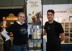 Tussen Susanne de Raaij en Steffan Kohnke is een deel van het bio-assortiment van Australian te zien.