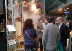 Eric Odenwald in gesprek met wat geïnteresseerde bezoekers.