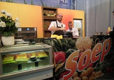 "Bart Kolen roert in één van de soepen van Jong Food. "Biologische producten staan hoog in het vaandel binnen ons bedrijf."