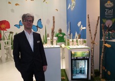 "Albert van der Goor liet bezoekers proeven van de biologische zuivelproducten van Arla. "Drie jaar geleden was Arla biologisch nog nieuw en moesten we het aan iedereen uitleggen. Nu merken we dat de meeste mensen het al kennen."