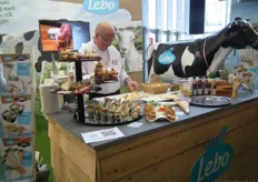 De kok bij Lebo Kaas maakte diverse hapjes met de verschillende kaasproducten van Lebo.