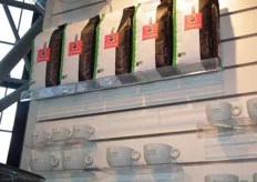 De groene streep op de verpakking zorgt ervoor dat men de bio-koffie duidelijk kan onderscheiden van het reguliere koffie-assortiment.