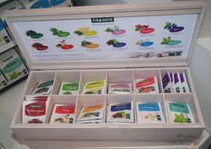 De biologische thee van Piramide zit voor het eerst in zakjes verpakt. Dit is de theekist met 12 soorten bio-thee, speciaal voor deze nieuwe lijn ontwikkeld.