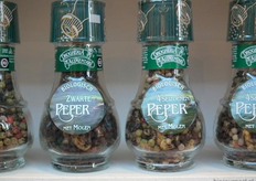 Naast Piramide presenteerde Koninklijke Euroma haar twee soorten biologische pepers. Chantal Bagerman geeft aan dat veel bezoekers verrast zijn dat er ook een biologische variant verkrijgbaar is van de zwarte- en vierseizoenenpeper van Drogheria Alimentari.