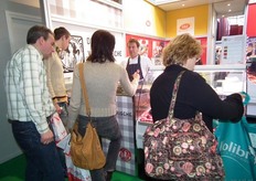 Paul Bom liet de bezoekers uitgebreid proeven van de vegetarische vleesproducten van De Vegetarische Slager.