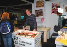 Henk Pasveer van De Vegetarische Slager, laat bezoekers culinaire lekkernijen proeven.