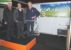Deze mannen laten zien dat dit zonnepaneel van Agrusin aardbevingen in Oost-Groningen kan doorstaan.