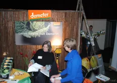 Joke Doorschodt van Stichting Demeter in gesprek met klant Veronique van Zeeland.