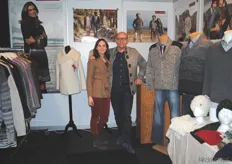Peter Jordaan met zijn dochter Cheranie van Alpaca Small Peru. Zij vervaardigen kleding uit oa de wol van hun eigen dieren...
