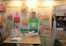 Helga Nederhoed temidden van een groot assortiment tassen van Green Earth.