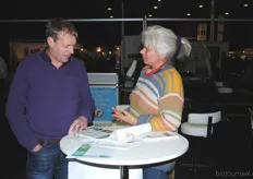 Suzan Hordijk van Praktijk De Kapschuur in gesprek met een veehouder. De Kapschuur is een praktijk voor natuurlijke geneeswijzen voor alle diersoorten.