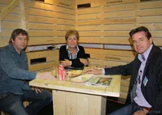 Bert Zomerman van Level One Uitzendbureau, in gesprek met Kistenmevrouw Tineke Douwes en collega Bertjan Bruin.