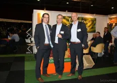 Jan Groen werd op de BioVak 3.000 euro lichter. Hij had het hoogste bod op het schilderij 'De Bio-Aardappeleters'. Hier op de foto met collega's Robbert en Gerard.
