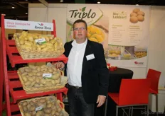 "Walter Testers van HZPC. Volgens de verkoopleider stijgt het aandeel bio-aardappelen als de prijzen van de gangbare aardappelen hoog zijn. Hij vindt de prijzen van bio-aardappelen ten opzichte van gangbaar te hoog. "Ook qua opbrengsten is dat niet helemaal gerechtvaardigd."