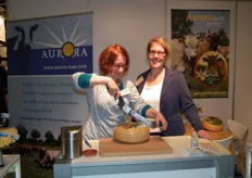 "We werken aan nieuwe producten", verklapt Manon ten Dam in de stand van Aurora kaas. Esther Boeke snijdt één van de kazen aan."