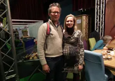 Jan Peter had nog een nieuwtje: hij wordt binnenkort vader. Hier staat hij op de foto met zijn hoogzwanere vrouw Cynthia Weerstra.