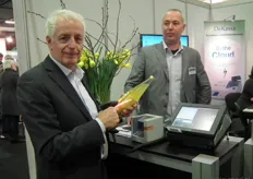 Jouke Pierik en Geert-Jan Ghijssen van DeKassa. Bezoekers konden in de stand onder meer kennismaken met de energiezuinige WILLPOS C10 'alles-in-één' touchscreen terminal met geïntegreerde printer voor de grotere biologische speciaalzaak.