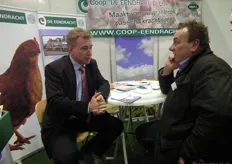 Gert Bosch met René Kamperman in de stand van de coöperatieve veevoederproducent De Eendracht.