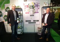 André van den Heuvel en Rien Sterk tonen Dr. Martins kokoswater en Little Mircales (biologische revitaliserende drankjes) in de stand van Spring Water Company.