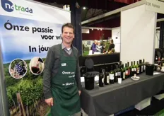Ramon van Huffelen, zichtbaar trots op het assortiment met biologische wijnen van Natrada.