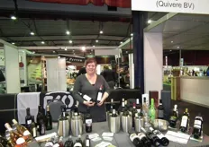 Quirine Rooijers van It's Organic toont de nieuwe look van de Laraia Gavi (BD-wijnbouwer in Piemonte).