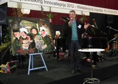 Ook werd woensdagavond het schilderij 'De Bio-Aardappeleters' geveild. Het hoogste bod kwam van Jan Groen (Green Organics): 3000 euro. Op de foto veilingmeester Kees van Zelderen (voorzitter BioHuis).