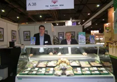 Tim van Rijn en Coen van Santen met de Polderhoen-producten in de stand van Scheria.