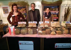 Jorien Quirijnen, Edgar Grunder en Maria Akman in de stand van BioBakker (Biobackstube Ahaus).