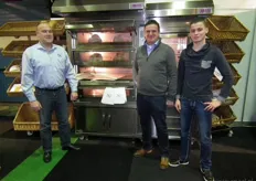 B & O Bakkerij Techniek BV installeert onder meer voor Bakkerij Van der Westen ovens in natuurvoedingswinkels. Van links naar rechts: Henk Caniëls, Riny van Oeffelen en Thomas van Oeffelen.