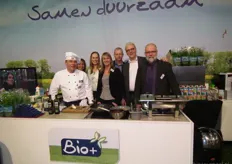 Samen duurzaam in de stand van Bio+: Naast de kok staan Miek Klein Goldewijk, Chantal van Doornik, Leaniek van der Graaf, Hilbert Ykema, Henk Gerbers en Bert Leffers.