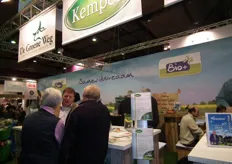 Henri Verstappen praa met bezoekers over de producten van Kemper Kip.