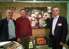 Bio-telers Alex van Hootegem en Niek Vos, tussen hen in het voor 3000 euro geveilde schilderij 'De Bio-Aardappeleters', en rechts Jan Groen van Green Organics. De nieuwe eigenaar van het schilderij.
