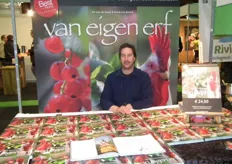 Ron van Gool informeerde bezoekers over het biologisch boerenkookboek 'Van Eigen Erf'.