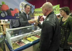 Gerard Mul overhandigt een ijsje van Sonneclaer aan een bezoeker.