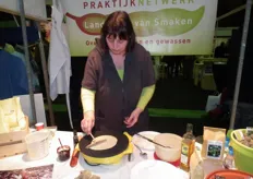 Dorine Ruiter van het Praktijknetwerk Landschap van Smaken bakte pannenkoeken van boekweitmeel.