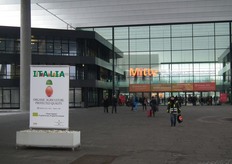 De Mitte-ingang van de BioFach, woensdagochtend net voor de start van de vakbeurs.
