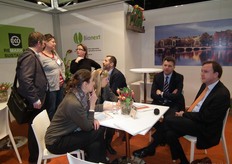 René Heusschen (Stichting EKO-keurmerk) en Paulien Veerman (Bionext) in gesprek met Monique Brobbel en Loek Hesemans van het ministerie van Economische Zaken, Landbouw en Innovatie. Aan tafel vanaf rechts Rob Zaagman en Ton van Arnhem (beiden voor het ministerie van Buitenlandse Zaken, actief in Duitsland).