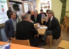 Ariza-directeur Ari de Kimpe (met groene stropdas) in gesprek.