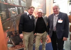 René Lips (links) en Jan Hermus (rechts) van Hermus Made brachten donderdag een bezoek aan de BioFach. Zij poseerden graag met Walter Doens (directeur Doens Food Ingredients).