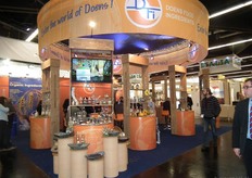 "Doens presenteerde dit jaar een nieuwe look. "Ik ben erg blij met onze nieuwe stand. De bezoeker kan hiermee echt 'de wereld van Doens' betreden. Dit komt ook terug in de wereldkaart aan het plafond", aldus Walter."