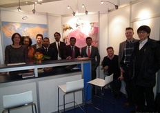 Een vrij groot team in de stand van de internationaal actieve Control Union Certfications. Links de Nederlandse Conchita Kleveringa en tweede van rechts de Nederlander Johan van den Schootbrugge. Verder staan er collega's uit onder meer Sri Lanka, Bangladesh, Ethiopië en Hongarije op de foto.