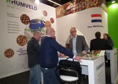 Walter Suyker in de stand van Rhumveld Winter & Konijn ( distributeur en importeur van biologische noten, gedroogd fruit en zaden).