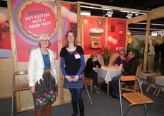 Elise Kramer en Diana Faay van Horizon Natuurvoeding. Rechts Jan Schrijver en Stella Schouten van bio-textielhandel Bo Weevil aan de thee.