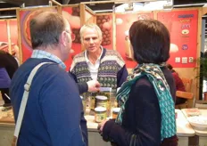 Jeroen Kramer vertelt bezoekers over de nieuwe pompoenpittenpasta.
