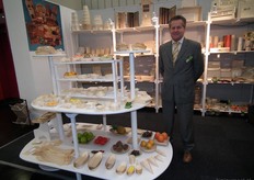 Stefan Kubicz van Denlop Natural Arts stond voor het eerst op de BioFach. In Polen worden allerlei verpakkingen geproduceerd van hout. In de stand waren onder meer kaasverpakkingen en broodbakjes te vinden.