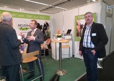 Herman Bunte (rechts) van Reudink Biologische Voeders. Links zijn Duitse collega.