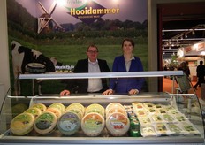 Kaasmakerij Henri Willig presenteerde haar Hooidammerkazen ook dit jaar weer in hal 6. Op de foto René Rovers en Femke Buitenga.