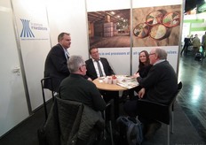 In hal 4 was Graanhandel P. van Schelven weer van de partij. Op de foto zijn Olaf (stropdas) en Manon Spaargaren druk in gesprek.