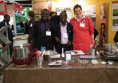 "Louis Bolk Instituut gaf ook dit jaar weer diverse Afrikaanse boeren de kans om zich op de BioFach te presenteren. Ingrid van der Maat (vrouw van Boudewijn van Elzakker) maakte chocolade. Ze staat op de foto met de Ghanezen Dennis Opong en Jacob Kornor, handelaar en teler van bio-cacao. "We tonen hier echt het verhaal van boer naar eindproduct."